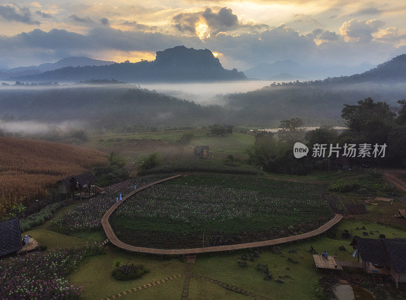 在泰国清迈省的Doi Luang Chiang Dao，日出时美丽的空中景观。